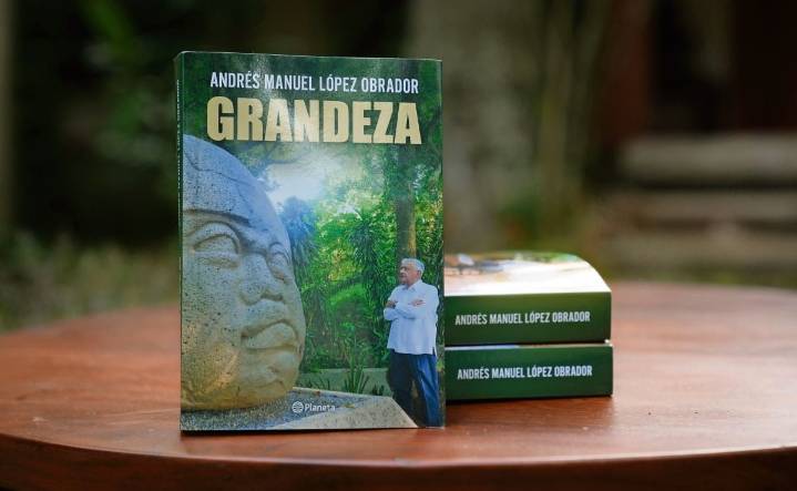 La “Grandeza” de AMLO desplaza al libro de Sheinbaum