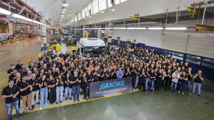 Mercedes-Benz Camiones y Buses: última unidad en la planta histórica en Virrey del Pino y mudanza a Zárate