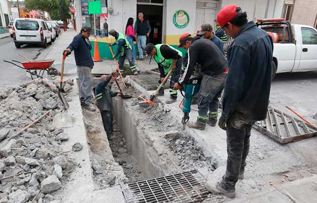 Refuerza Saltillo seguridad vial; repara rejillas pluviales en Zona Centro