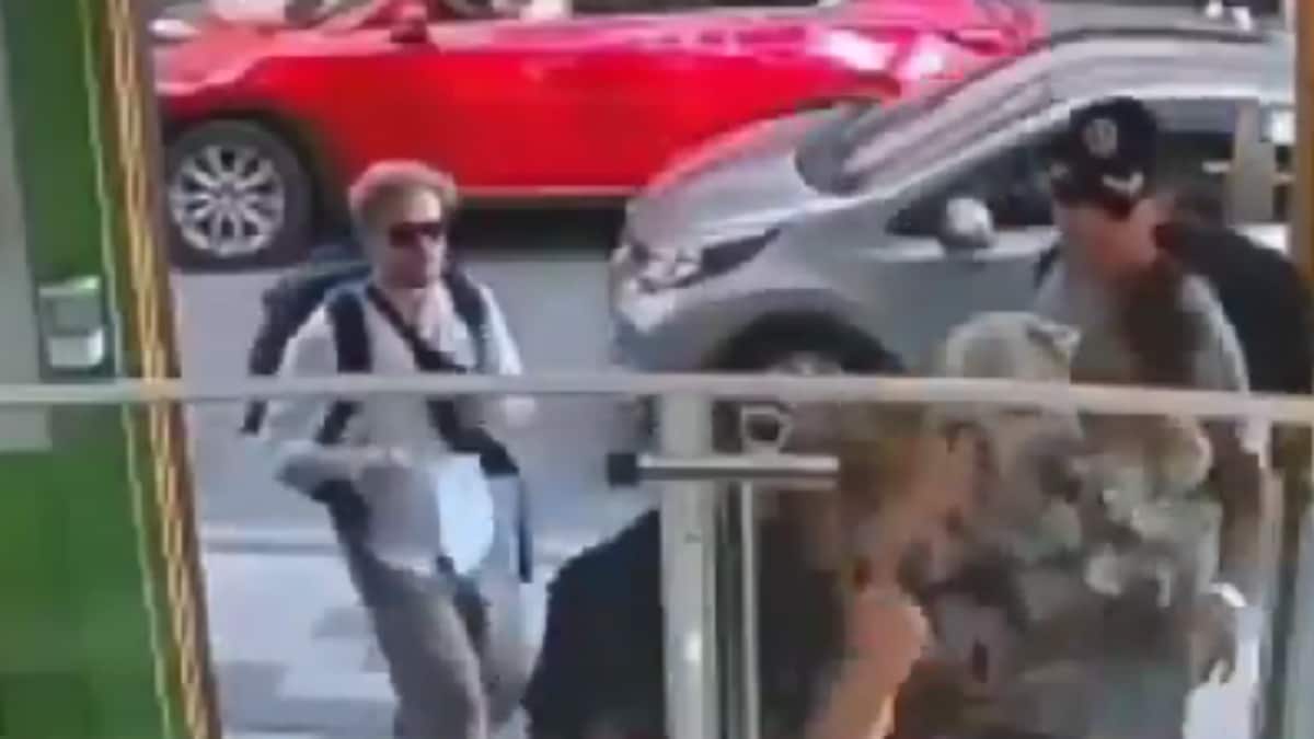 Woman Fights Off Robber, Male Tourist Hides Behind Wall; Internet Says 'Peak 2025 Masculinity'