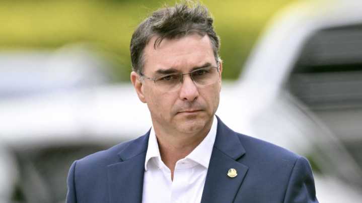 Flávio Bolsonaro, hijo del expresidente de Brasil, se postula para las elecciones de 2026