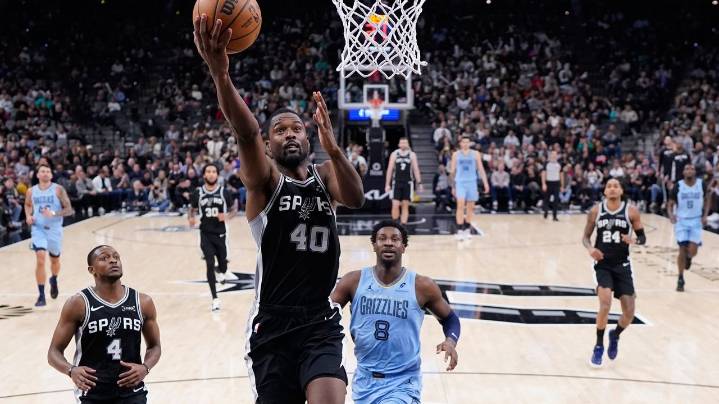 Harrison Barnes scores 31 points as the San Antonio Spurs beat the Memphis Grizzlies 126