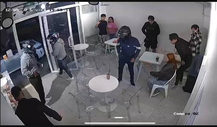 Motociclistas armados someten y roban con violencia a clientes y dueño de negocio en Jiutepec, Morelos