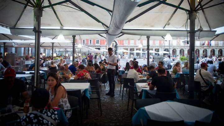 Los expertos de Trabajo recomiendan subir el salario mínimo entre un 3,1% y un 4,7%, hasta 56 euros brutos