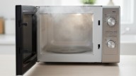 El truco casero para eliminar el olor del microondas con 3 ingredientes simples