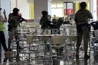 Simulan ataque con toma de rehenes en Aeropuerto de Toluca