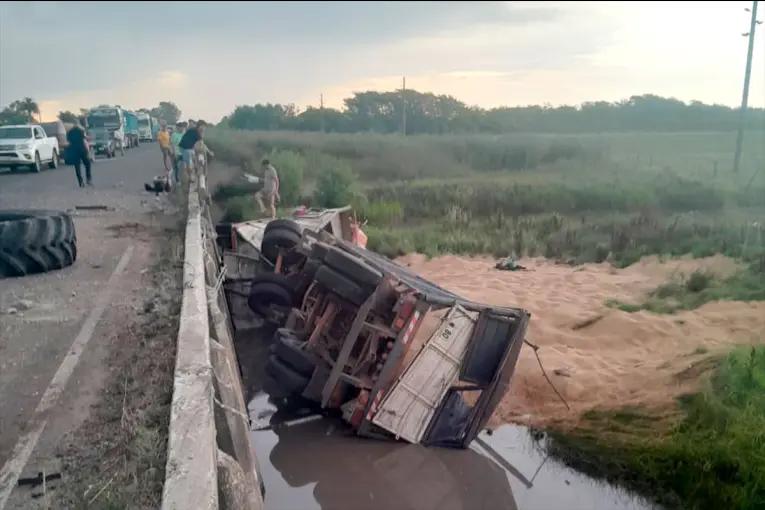 Impresionante choque entre un camión y una cosechadora sobre un puente en la Ruta 11