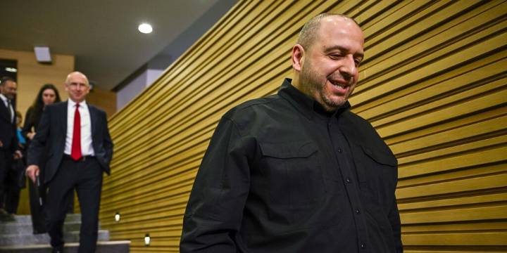 Zelenski recompone la delegación de paz que conversará este domingo en EEUU con Witkoff y Kushner