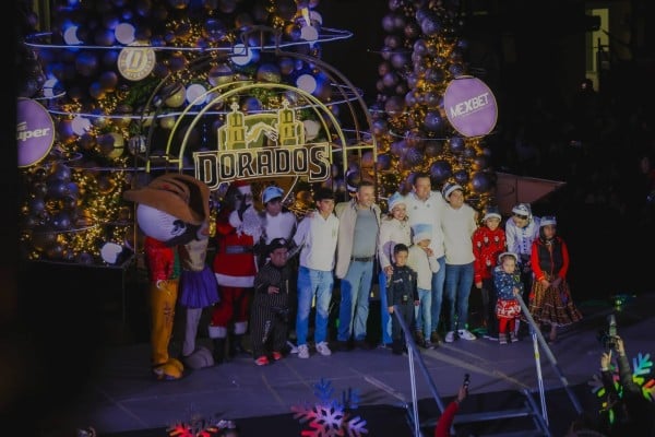 Galería.- Encabeza Bonilla encendido del árbol en plaza de armas