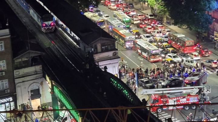 Alerta en Palermo por un hombre que amenazaba con tirarse de Puente Pacífico: impactante video