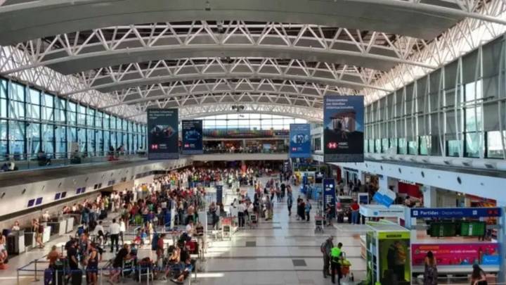 Alerta vuelos: los controladores aéreos anunciaron un paro que complicaría los viajes en las fiestas