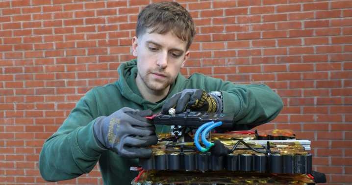 Engineer powers his entire home using 500 discarded vapes