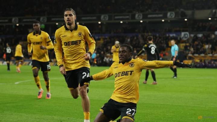 Manchester United go sixth with 4-1 win as Wolves' misery continues