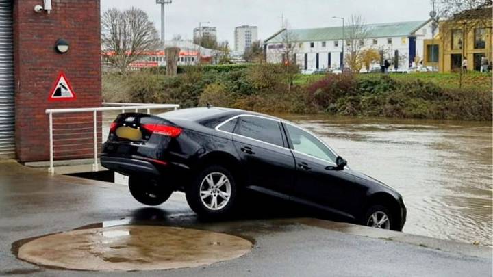 Moment Audi left dangling precariously over River Severn despite nearby warning sign