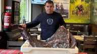 Un pixín gigante, de 38 kilos, se convierte en el rey de la carta de un restaurante de Oviedo: «Es enorme»