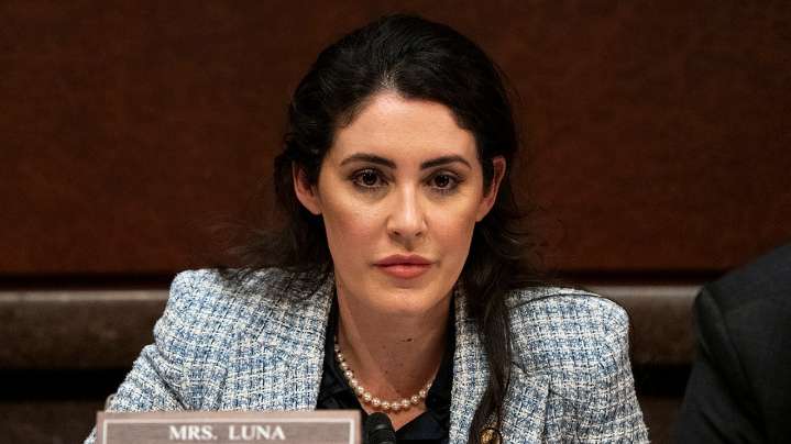 Luna files discharge petition to ban congressional stock trades