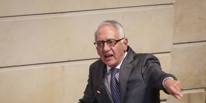 Ministro de Salud se retiró de la discusión de la reforma en el Senado y lanzó fuerte mensaje: “No hay interés”