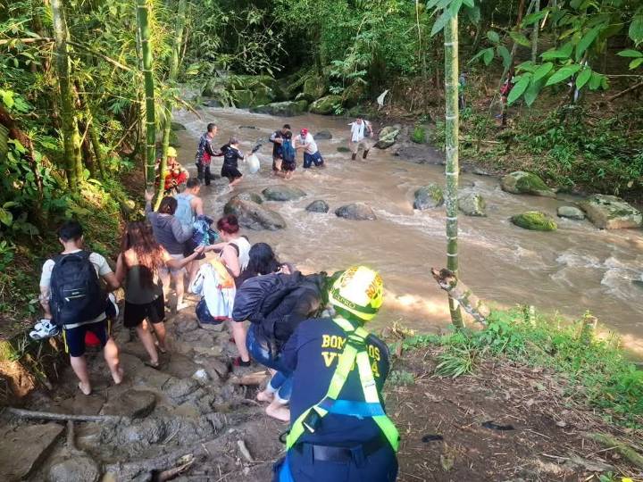 Una persona desaparecida y seis personas arrstradas tras el desbordamiento de una quebrada