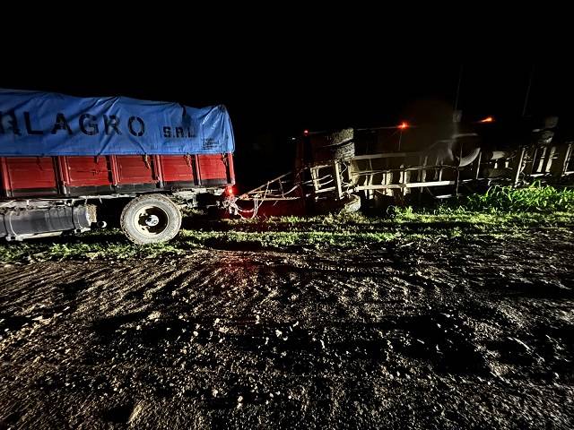 PINEDO: Un Camión Volcó Por El Mal Estado Del Camino En Mesón De Fierro