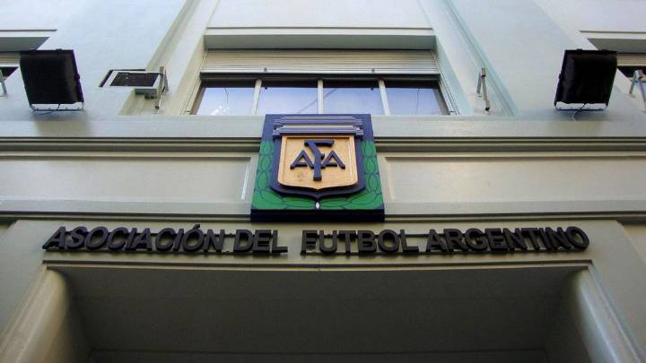 Allanamientos en AFA y varios clubes por presunto vínculo con una financiera La Justicia federal ejecutó 35 operativos en la AFA y en clubes de Primera y del Ascenso por posibles vínculos con la finan