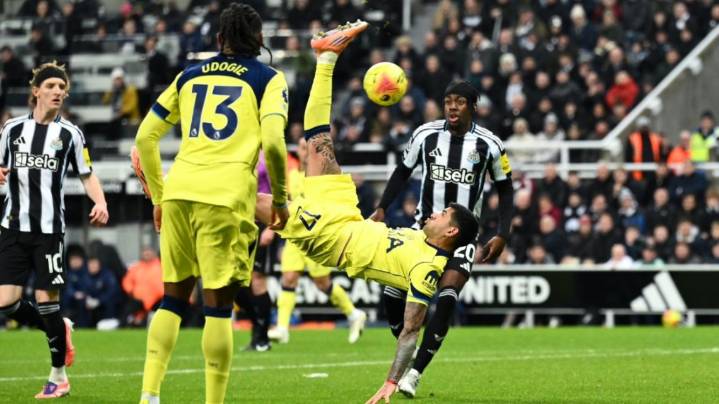Show del Cuti Romero: doblete, golazo de chilena y empate agónico en la Premier League