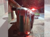 Auto a nombre de carabinero termina volcado tras accidente en Santa Fe, región del Maule