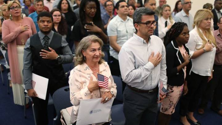 Senador republicano presenta proyecto de ley para eliminar la doble ciudadanía en EE.UU.