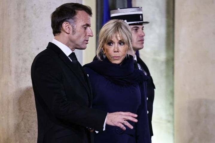 La esposa de Macron enfrenta críticas por usar un insulto contra manifestantes feministas