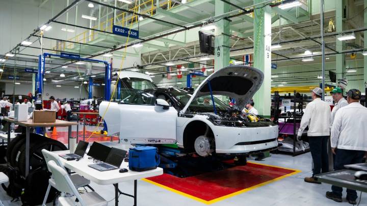 Una “estafa”: Donald Trump, duro contra los autos eléctricos