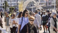 Gijón despide el puente con las calles llenas y escenas de verano en otro día de calor en pleno diciembre