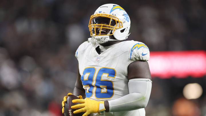 Texans claim DL Naquan Jones