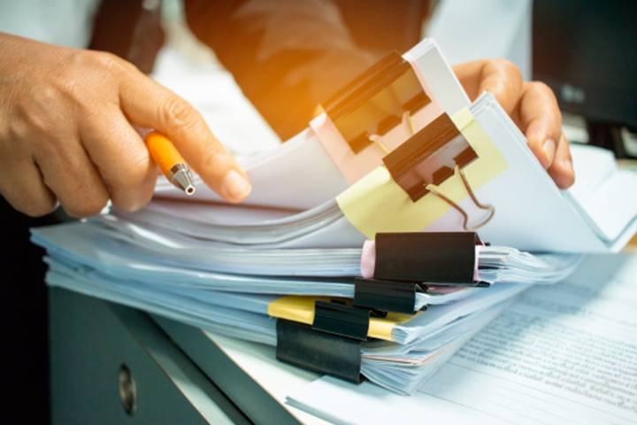 ¿Estamos gestionando papeles, o invirtiendo en enseñar?, por Rafael A. Sanabria M.