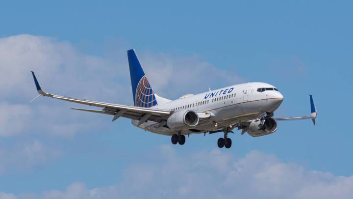 United Airlines Boeing 737-700 Returns To Memphis After Windshield Cracks