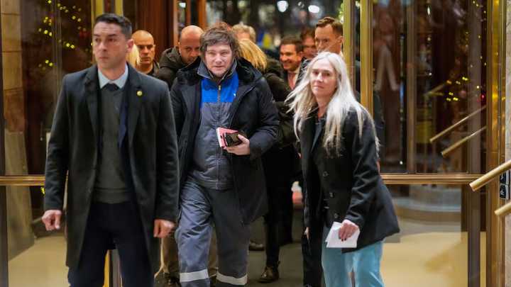 Vestido con un mameluco de YPF, Milei aterrizó en Oslo y se prepara para la ceremonia del Nobel de la Paz