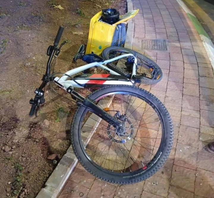 Atropellan de noche a un repartidor en bicicleta