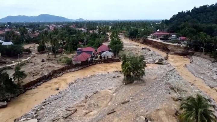 Dron muestra la devastación de las inundaciones mortales en Asia