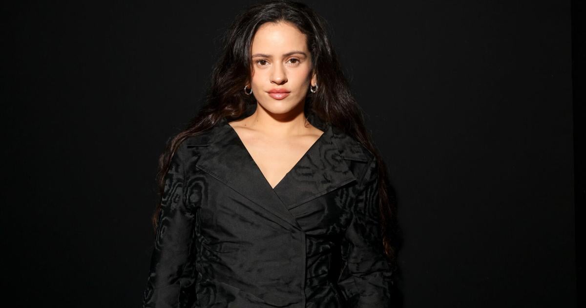 VIDEO: Rosalía pasa tremendo susto con cucaracha en plena entrevista en Brasil