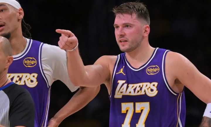 Luka Doncic superó a Giannis Antetokounmpo en partidos 30/5/5 en la NBA