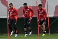 Bomba en el mercado: dos exseleccionados de La Roja se ofrecen a Wanderers para buscar el ascenso en 2026