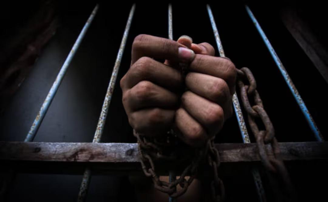 Capturan a exfuncionario acusado de desviar millones para penales federales