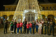 Cuidando la tradición: la Policía que mantiene la Noche de las Velitas en paz