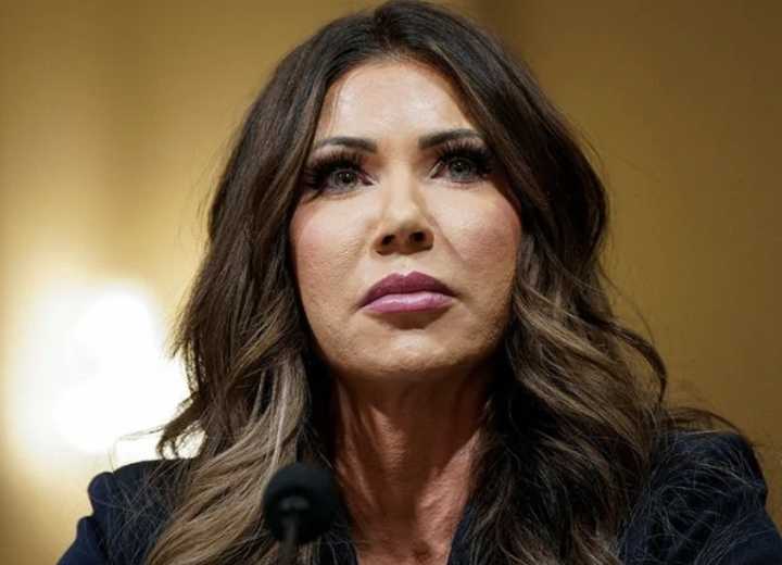 Demócratas piden la renuncia de Kristi Noem por políticas migratorias