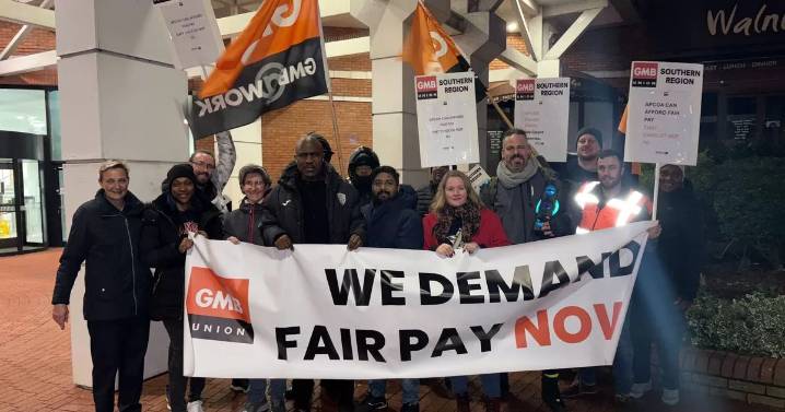 Palestine protest disrupts Bromley Council meeting as striking traffic wardens demonstrate outside
