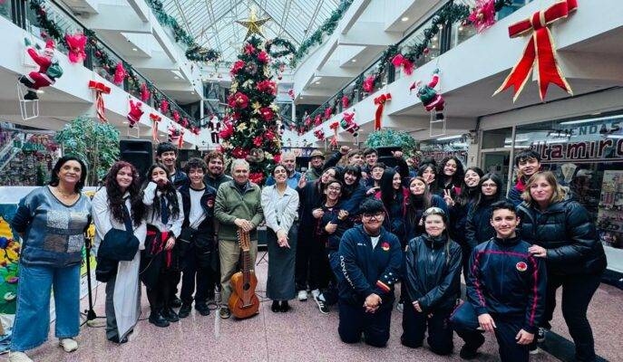 Federica Larraín y Francisco Abarzúa llenaron de poesía la Galería Palace y a las 18 horas es el turno del grupo Hoshken