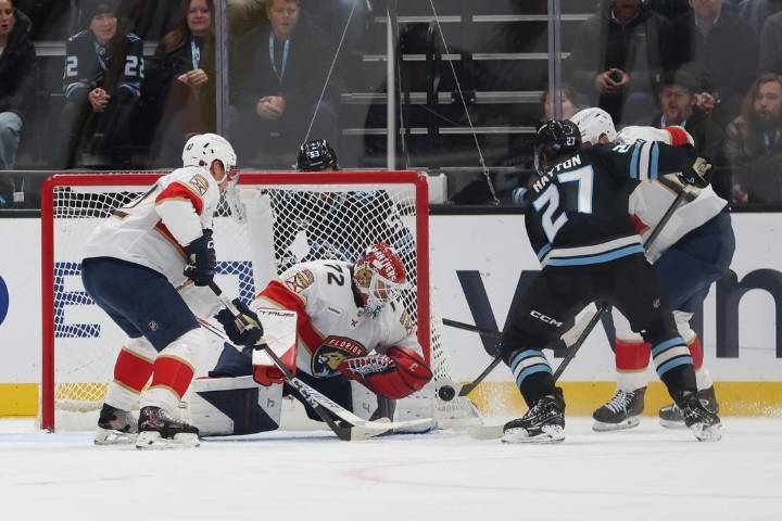 Deadspin | Panthers' final-minute goal extends Mammoth's skid