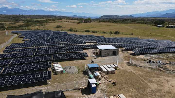 Así funciona la nueva alianza empresarial que generará energía solar equivalente al consumo de 35.000 hogares en el suroccidente del país