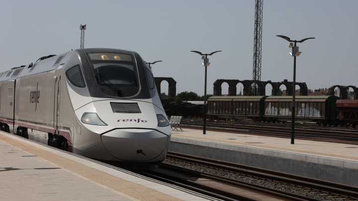 De camino a las elecciones extremeñas en tren, un servicio en "ligera mejoría" pero "antiguo e inadaptado" al siglo XXI