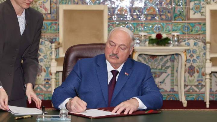 Bielorrusia indulta al premio Nobel de la Paz Ales Bialiatski junto a 122 presos políticos