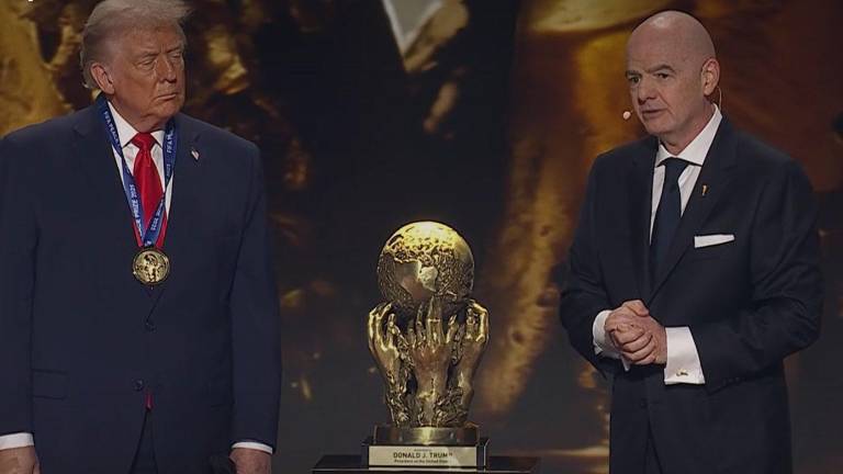 Donald Trump recibe el nuevo Premio de la Paz de la FIFA en el sorteo del Mundial 2026