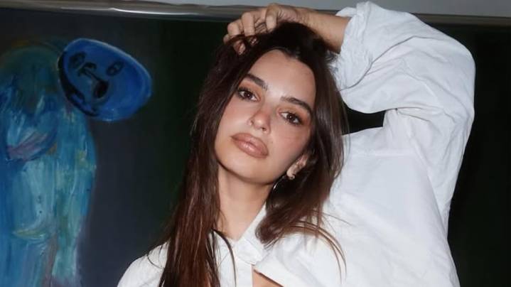 Emily Ratajkowski sumó una clásica camisa blanca a su lencería de encaje negro para una foto casera